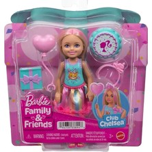Sarı Saçlarında Pembe Meçler Olan ve Doğum Günü Temasına Uygun Renkli Bir Elbise Giyen 15 Cm'lik Küçük Barbie Club Chelsea Bebek ve 4 Parti Aksesuarı, JJB37
