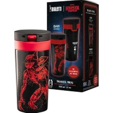 Bialetti Stranger Things Termos Seyahat Kupası - Karanlıkta Parlayan - Sıcaklık Koruma Özelliği - Bulaşık Makinesinde Yıkanamaz - 380 ml