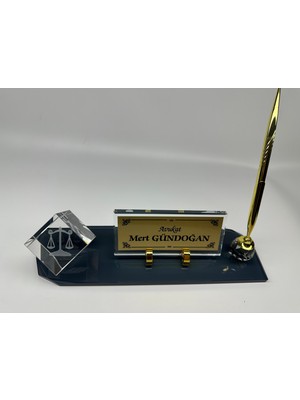Gündoğan Kristal Cam Masaüstü İsimliği Altın Renk 5x5x5 cm Küp Terazi Logolu ve Kalem Aksesuarlı