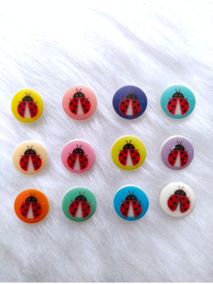 24 Adet 15 Mm Alttan Çift Delikli Karışık Renkli Uğur Böceği Figürlü Düğme