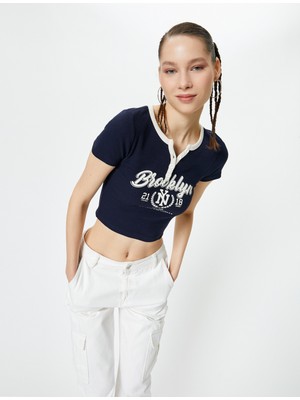 Koton V Yaka Crop Tişört Düğmeli Baskılı Kısa Kollu Ribanalı Pamuklu Slim Fit