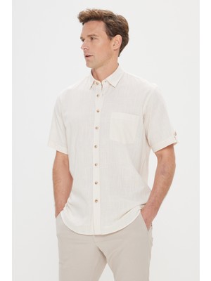 Altınyıldız Classics Erkek Bej Comfort Fit Rahat Kesim Düğmeli Yaka Keten Görünümlü %100 Pamuk Flamlı Kısa Kollu Gömlek