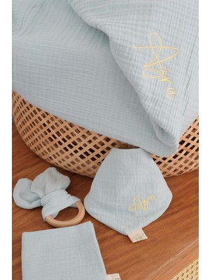 Bugula 4 Katlı Müslin İsim Yazılan 110x110cm Mint Bebek Yenidoğan Battaniyesi Doğal Kumaş Nakış