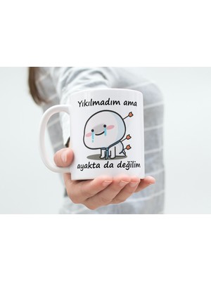 TakeTshirt Yıkılmadım Ama Ayakta Da Değilim Kupa Bardak Komik Yazılı Hediyelik Kahve Çay Kupası
