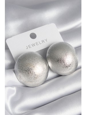 Clariss Pirinç Gümüş Renk Işleme Detay Yuvarlak Model Kadın Küpe