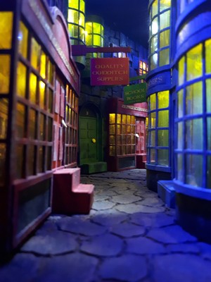 Bmoon Art-Gift Harry Potter Diagon Alley El Yapımı Book Nook ve Kitap Tutucu