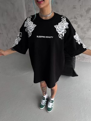 Tarz Yeri Flok Kabartma Baskılı T-Shirt Siyah