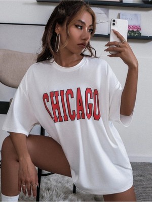 Black Sokak Kadın Beyaz Chicago Baskılı Düşük Omuz Oversize Bisiklet Yaka T-Shirt