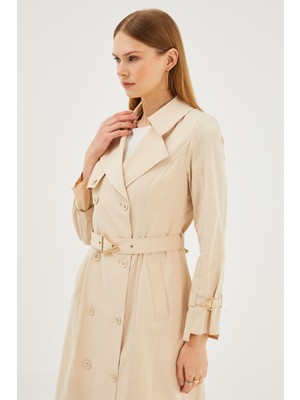 Zühre Kemerli ve Kol Detaylı Trençkot