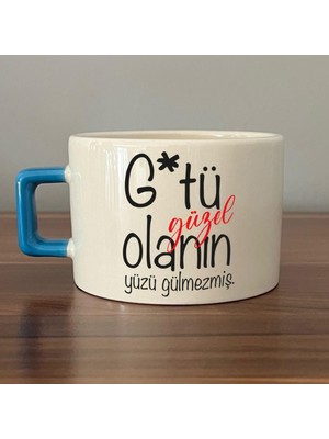 Mor Mürekkep G*tü Güzel Olanın Yüzü Gülmezmiş Baskılı Mavi Kulplu C Fincan