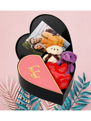 Giftstime Kişiye Özel Baş Harf Tasarımlı Kalp Kutu ve Siyah Çift Çerçeve ve Aşk Sözleri