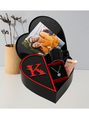 Giftstime Kişiye Özel Baş Harf Tasarımlı Kalp Kutu ve Kartanesi Kolye ve Siyah Türk Kahvesi Fincanı