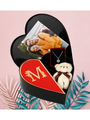 Giftstime Kişiye Özel Baş Harf Tasarımlı Kalp Kutu ve Peluş Ayıcık Anahtarlık ve Kartanesi Kolye