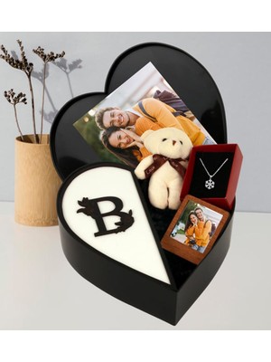 Giftstime Kişiye Özel Baş Harf Tasarımlı Kalp Kutu ve Peluş Ayıcık Anahtarlık Buketi