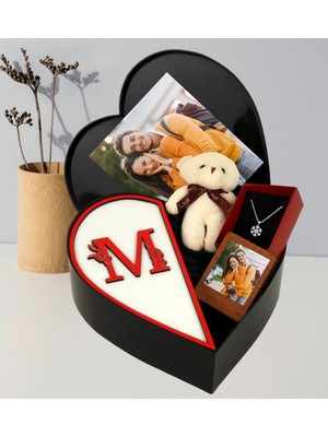 Giftstime Kişiye Özel Baş Harf Tasarımlı Kalp Kutu ve Peluş Ayıcık Anahtarlık Çerceve ve Kartanesi Kolye