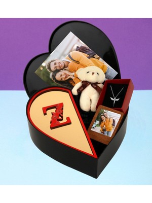 Giftstime Kişiye Özel Pleksi Baş Harf Tasarımlı Kalp Kutu ve Peluş Ayıcık Anahtarlık Çerceve ve Melek Kolye