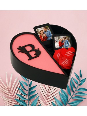Giftstime Kişiye Özel Baş Harf Tasarımlı Kalp Kutu ve Siyah Çift Çerçeve ve Aşk Sözleri