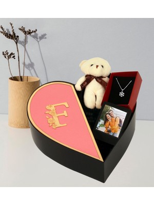 Giftstime Kişiye Özel Baş Harf Tasarımlı Kalp Kutu ve Peluş Ayıcık Anahtarlık Çerceve ve Kartanesi Kolye