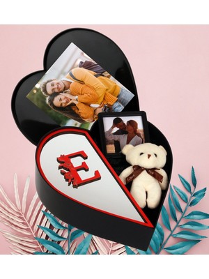 Giftstime Kişiye Özel Pleksi Baş Harf Tasarımlı Kalp Kutu ve Peluş Ayıcık Anahtarlık ve Sök Tak Çerceve