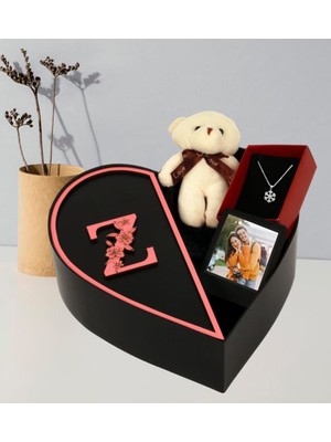 Giftstime Kişiye Özel Baş Harf Tasarımlı Kalp Kutu ve Peluş Ayıcık Anahtarlık Çerceve ve Kartanesi Kolye