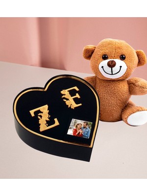 Giftstime Kişiye Özel Çift Pleksi Harf Tasarımlı Kalp Kutu ve 25 cm Peluş Ayıcık ve Ahşap Çerçeve