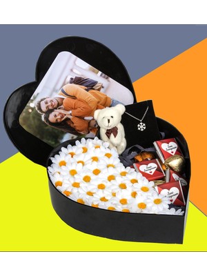 Giftstime Fotoğraflı New Kalp Kutu Papatya Çikolata Buketi Ayıcık Anahtarlık Kolye Sevgiliye Özel
