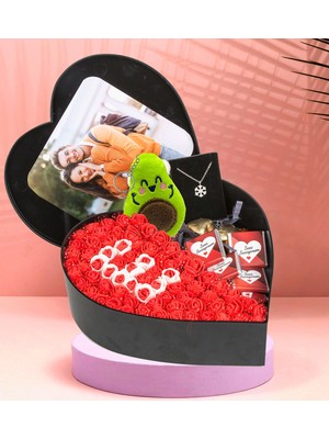 Giftstime Kalp Kutu Baş Harfli Fotoğraflı Kalp Kutu Çiçek Çikolata Buketi Avokado Anahtarlık Kolye