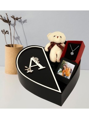 Giftstime Kişiye Özel Baş Harf Tasarımlı Kalp Kutu ve Peluş Ayıcık Anahtarlık Çerceve ve Kartanesi Kolye