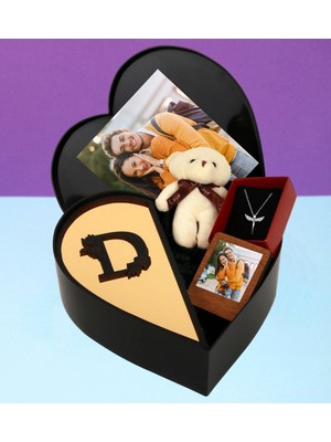 Giftstime Kişiye Özel Pleksi Baş Harf Tasarımlı Kalp Kutu ve Peluş Ayıcık Anahtarlık Çerceve ve Meek Kolye