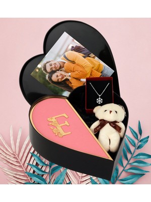 Giftstime Kişiye Özel Baş Harf Tasarımlı Kalp Kutu ve Peluş Ayıcık Anahtarlık ve Kartanesi Kolye