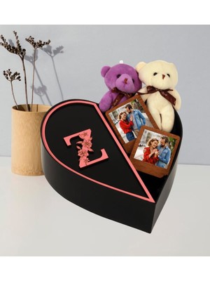 Giftstime Kişiye Özel Baş Harf Tasarımlı Kalp Kutu ve Çift Peluş Ayıcık Anahtarlık Çerçeve