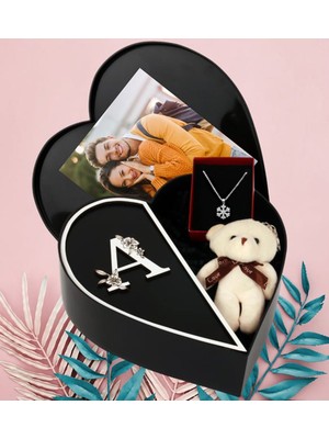 Giftstime Kişiye Özel Baş Harf Tasarımlı Kalp Kutu ve Siyah Çift Çerçeve ve Aşk Sözleri