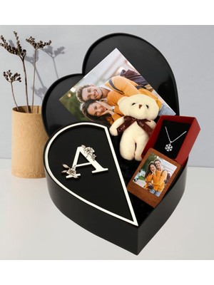 Giftstime Kişiye Özel Baş Harf Tasarımlı Kalp Kutu ve Peluş Ayıcık Anahtarlık Çerceve ve Kartanesi Kolye