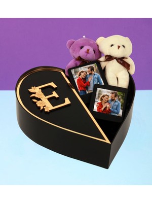 Giftstime Kişiye Özel Aynalı Pleksi Baş Harf Tasarımlı Kalp Kutu ve Çift Peluş Ayıcık Anahtarlık Çerçeve