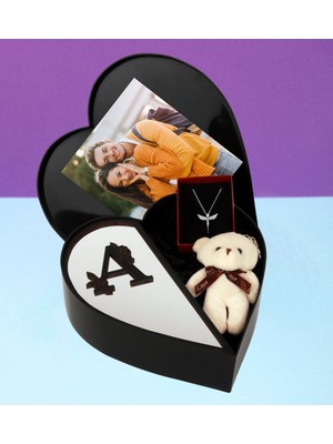 Giftstime Kişiye Özel Pleksi Baş Harf Tasarımlı Kalp Kutu ve Peluş Ayıcık Anahtarlık ve Melek Kolye