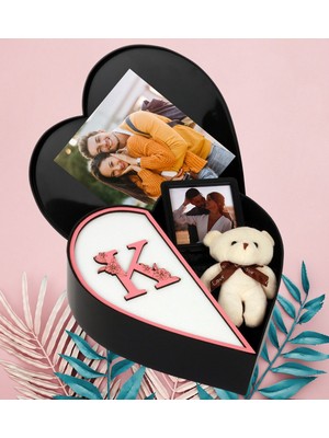 Giftstime Kişiye Özel Baş Harf Tasarımlı Kalp Kutu ve Peluş Ayıcık Çift Çerçeve ve Aşk Sözleri