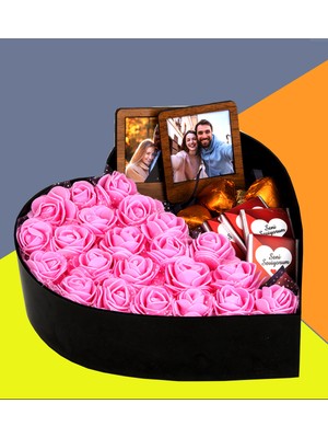 Giftstime Fotoğraflı New Kalp Kutu Çiçek Çikolata Buketi 2'li Ahşap Çerçe Sevgiliye Özel