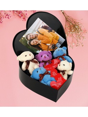 Giftstime Kişiye Özel Baş Harf Tasarımlı Kalp Kutu ve Renkli Peluş Ayıcık Anahtarlık Buketi ve Aşk Sözleri