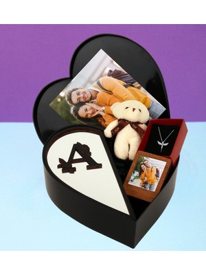 Giftstime Kişiye Özel Pleksi Baş Harf Tasarımlı Kalp Kutu ve Peluş Ayıcık Anahtarlık Çerceve ve Melek Kolye