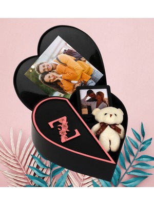 Giftstime Kişiye Özel Baş Harf Tasarımlı Kalp Kutu ve Peluş Ayıcık Anahtarlık ve Sök Tak Çerceve