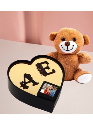 Giftstime Kişiye Özel Pleksi Çift Harf Tasarımlı Kalp Kutu ve 25 cm Peluş Ayıcık ve Ahşap Çerçeve