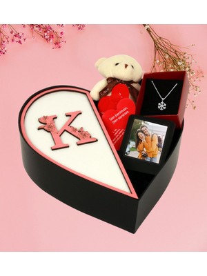 Giftstime Kişiye Özel Baş Harf Tasarımlı Kalp Kutu ve Peluş Ayıcık Anahtarlık Çerceve ve Kartanesi Kolye