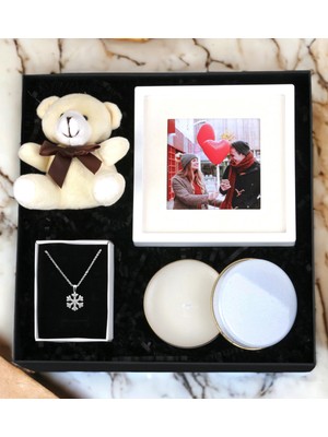 Giftstime Beyaz Çerçe Peluş Ayıcık Anahtarlık & Kartanesi Kolye Metal Kutu Mum