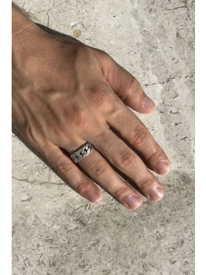 CAPO By Aytaç Yamaç Kalın Zincir Figürlü Ayarlanabilir Eskitme Gümüş Kaplama Yüzük Motorcu Tarzı Yüzük