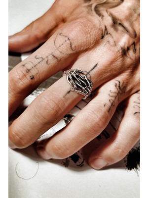 CAPO By Aytaç Yamaç Parmağı Saran Tutuşan El Figürlü Ayarlanabilir Eskitme Gümüş Kaplama Yüzük