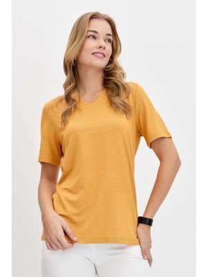 Desen Triko Kadın V Yaka Flamlı Kumaş Basic T-Shirt Hardal