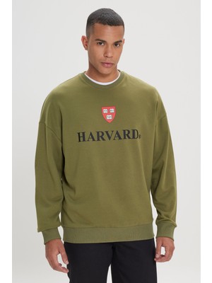 AC&Co / Altınyıldız Classics Erkek Haki Harvard Lisanslı 3 İplik Pamuklu Oversize Fit Bol Kesim Bisiklet Yaka Sweatshirt