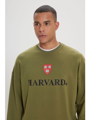 AC&Co / Altınyıldız Classics Erkek Haki Harvard Lisanslı 3 İplik Pamuklu Oversize Fit Bol Kesim Bisiklet Yaka Sweatshirt