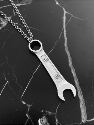 CAPO By Aytaç Yamaç Motorcu Tarzı Kolye Ingiliz Anahtarı Eskitme Gümüş Kaplama Kolye