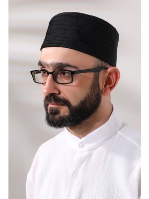 İhvan Siyah Kapitone Desenli Kadife Kalıp Namaz Takkesi Erkekler İçin Şık ve Rahat Tasarım